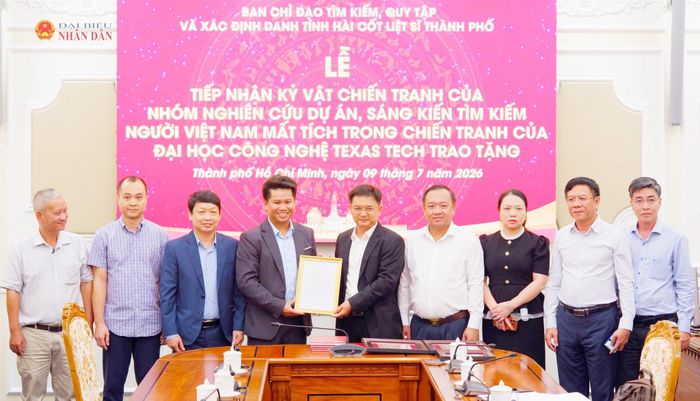 Phó Chủ tịch UBND Thành phố Hồ Chí Minh Nguyễn Mạnh Cường trao thư cảm ơn các thành viên nhóm nghiên cứu Đại học Công nghệ Texas Tech (Hoa Kỳ). Ảnh: Hoa Lê