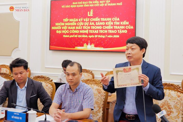 Thành viên dự án Sáng kiến Tìm kiếm người Việt Nam mất tích trong chiến tranh (TTU-VWAI) Tạ Thu Phong giới thiệu các hồ sơ, tài liệu và kỷ vật tại buổi lễ. Ảnh: Hoa Lê