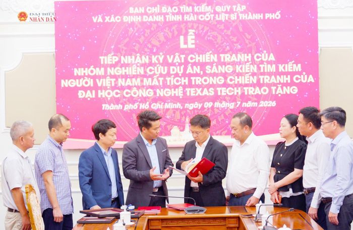 Phó Chủ tịch UBND Thành phố Hồ Chí Minh Nguyễn Mạnh Cường trao đổi về các kỷ vật chiến tranh và hồ sơ chôn cất liệt sĩ do nhóm nghiên cứu dự án, sáng kiến tìm kiếm người Việt Nam mất tích trong chiến tranh thuộc Đại học Công nghệ Texas Tech (Hoa Kỳ) trao tặng. Ảnh: Hoa Lê