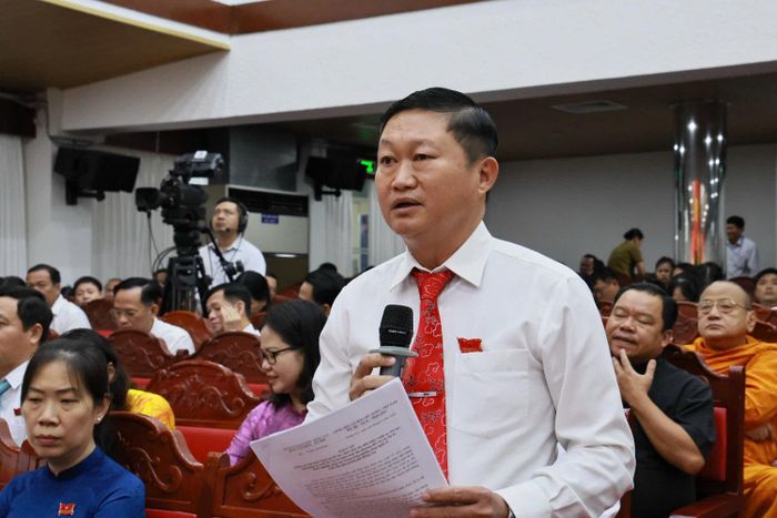 Đại biểu chất vấn tại Kỳ họp thứ Ba, HĐND thành phố Đồng Nai khóa I. Ảnh: Phương Lâm
