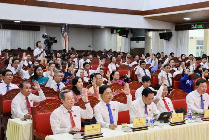 Các đại biểu biểu quyết thông qua nghị quyết tại Kỳ họp thứ Ba, HĐND thành phố Đồng Nai khóa I. Ảnh: Phương Lâm