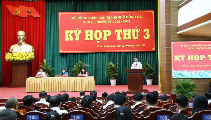 Phó Bí thư Thành ủy, Chủ tịch UBND thành phố Đồng Nai Nguyễn Văn Út phát biểu làm rõ thêm một số nội dung đại biểu quan tâm sau phiên thảo luận và chất vấn. Ảnh: Văn Dũng 