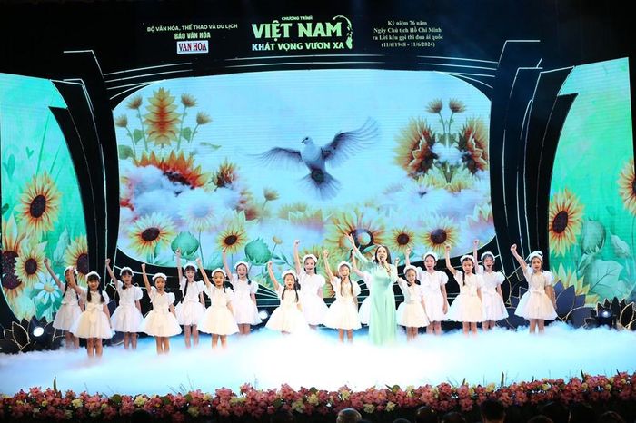 Hệ giá trị quốc gia định hướng lý tưởng, mục tiêu và khát vọng phát triển đất nước, bồi đắp lòng yêu nước, niềm tự hào dân tộc. Ảnh: Trần Huấn