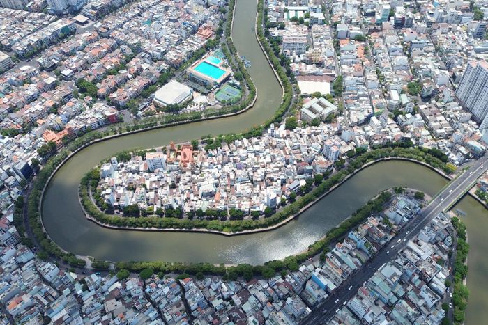 Dải cây xanh dọc kênh Nhiêu Lộc - Thị Nghè góp phần cải thiện cảnh quan và môi trường đô thị trung tâm TP. Hồ Chí Minh