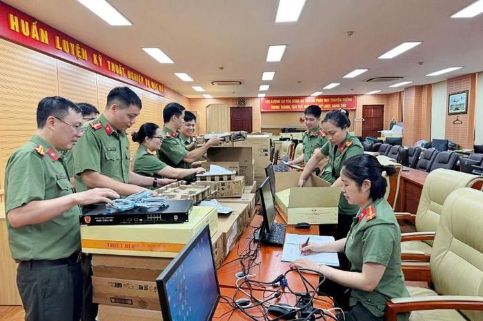 Cán bộ, chiến sĩ Phòng Viễn thông, tin học và cơ yếu triển khai cài đặt, cấu hình thiết bị kỹ thuật phục vụ phần mềm