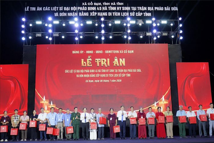 Phó Thủ tướng Thường trực Chính phủ Phạm Gia Túc cùng các lãnh đạo trao quà tri ân thân nhân các gia đình liệt sĩ đã hy sinh tại trận địa pháo Bãi Dừa