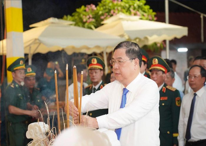 Phó Thủ tướng Thường trực Chính phủ Phạm Gia Túc cùng các lãnh đạo Trung ương và địa phương dâng hoa, dâng hương tưởng niệm các anh hùng liệt sĩ tại Khu di tích lịch sử Bãi Dừa. Ảnh: Đức Đồng - Trung Kiên