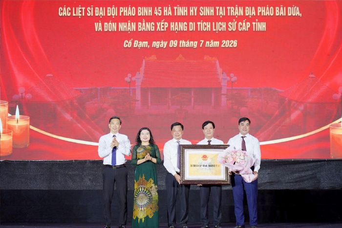 Lãnh đạo tỉnh Hà Tĩnh trao Bằng xếp hạng Di tích lịch sử - văn hóa cấp tỉnh đối với Di tích Bãi Dừa cho lãnh đạo xã Cổ Đạm.