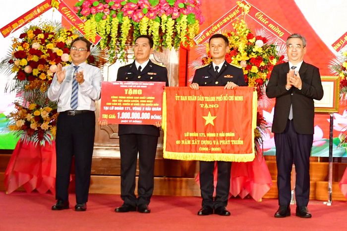 Phó Bí thư Thành ủy, Chủ tịch Ủy ban MTTQ Việt Nam TP. Hồ Chí Minh Nguyễn Phước Lộc đã trao Cờ truyền thống của TP. Hồ Chí Minh tặng Lữ đoàn 171