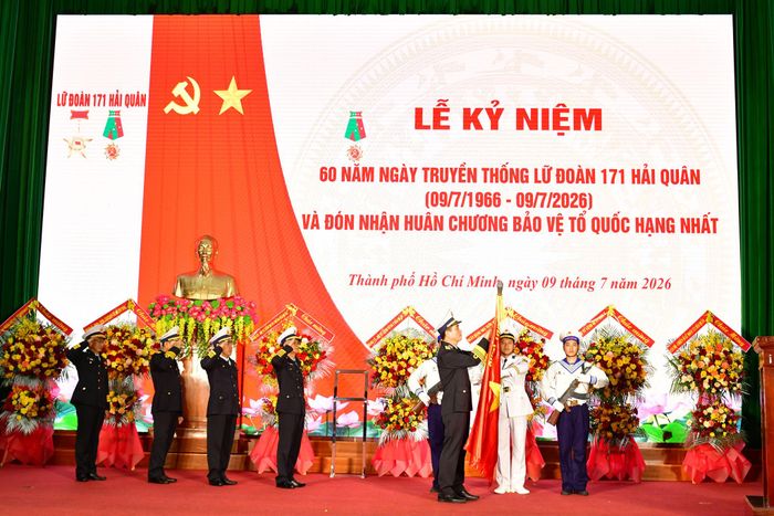 Phó Đô đốc Nguyễn An Phong, Bí thư Đảng ủy, Chính ủy Quân chủng Hải quân đã trao Huân chương Bảo vệ Tổ quốc hạng Nhất lần thứ hai cho Lữ đoàn 171