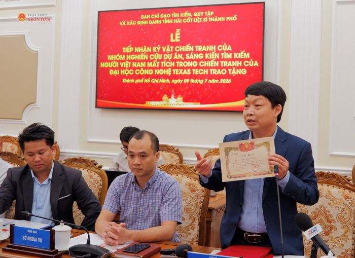 Thành viên dự án Sáng kiến Tìm kiếm người Việt Nam mất tích trong chiến tranh (TTU-VWAI) Tạ Thu Phong giới thiệu các hồ sơ, tài liệu và kỷ vật tại lễ tiếp nhận hồ sơ, tài liệu và kỷ vật chiến tranh. Ảnh: Hoa Lê