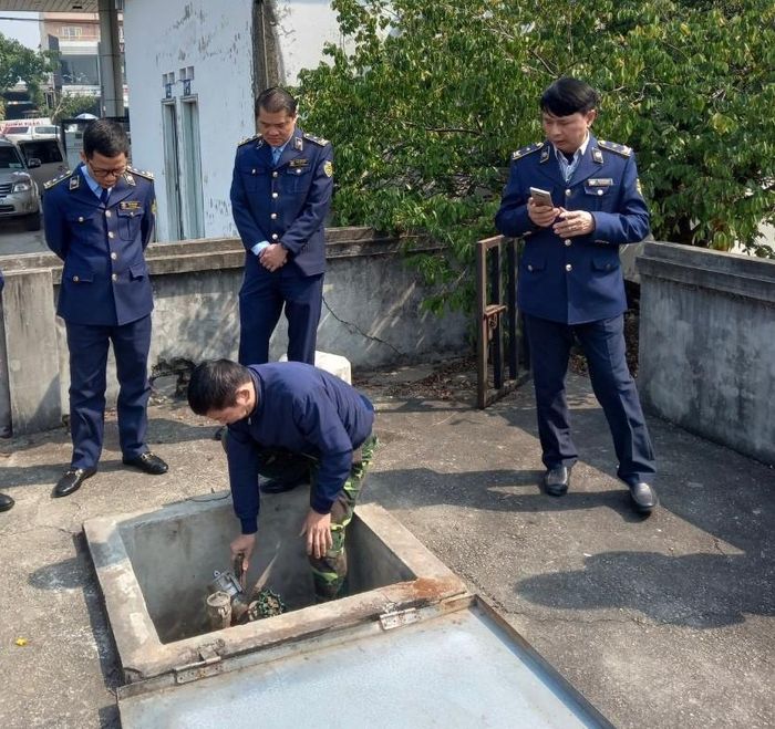 Lực lượng Quản lý thị trường TP Hà Nội kiểm tra, giám sát thực tế chấp hành quy định trong kinh doanh xăng dầu. Ảnh QLTTHN