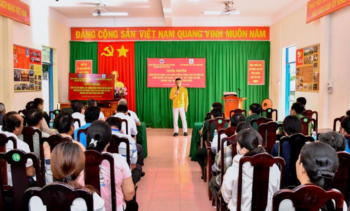 Đại diện Chi nhánh Khí Tây Nam Bộ giới thiệu về hệ thống đường ống dẫn khí PM3 - Cà Mau. Ảnh: Văn Long