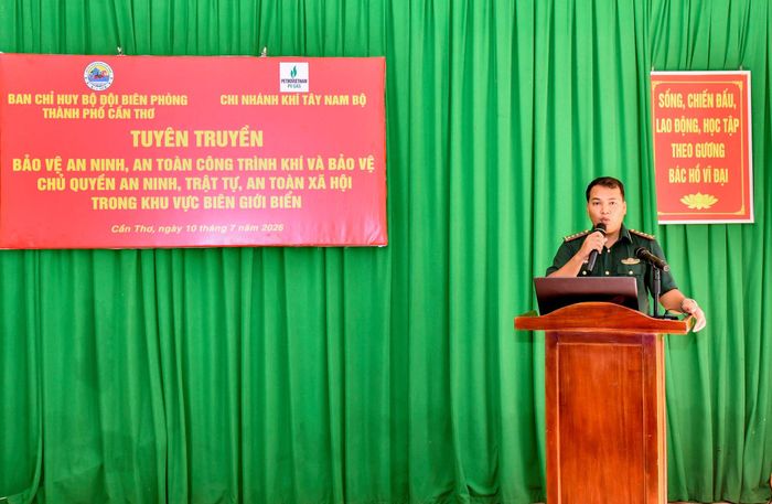 Cán bộ đồn Biên phòng Trung Bình tuyên truyền các nội dung chống khai thác IUU tới bà con ngư dân tham dự hội nghị. Ảnh: Văn Long