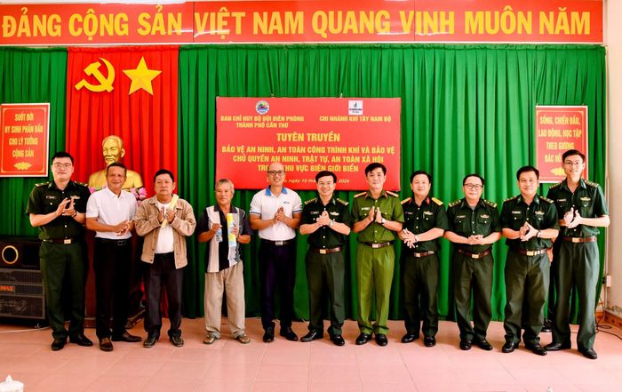 Các đại biểu chụp hình lưu niệm tại hội nghị. Ảnh: Văn Long
