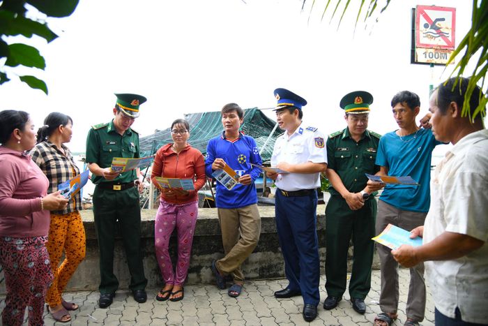 Thượng tá Dương Công Chính - Phó Chủ nhiệm chính trị Bộ Tư lệnh Vùng Cảnh sát biển 3 trực tiếp tuyên truyền cho bà con ngư dân tại bãi đậu tàu cá