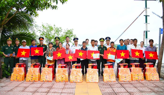 Vùng Cảnh sát biển 3 trao quà cho bà con ngư dân tại phà An Thới Đông - Hiệp Phước