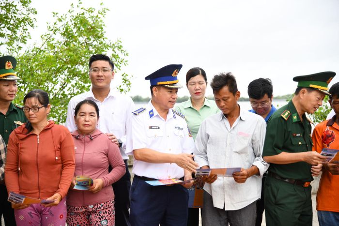 Đại tá Nguyễn Đức Hiếu - Phó Tư lệnh Pháp luật Bộ Tư lệnh Vùng Cảnh sát biển 3 trực tiếp tuyên truyền cho bà con ngư dân tại bến phà An Thới Đông - Hiệp Phước