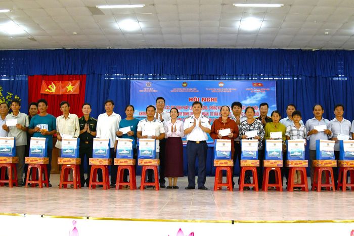 Vùng Cảnh sát biển 3 trao quà cho bà con nhân dân có hoàn cảnh khó khăn