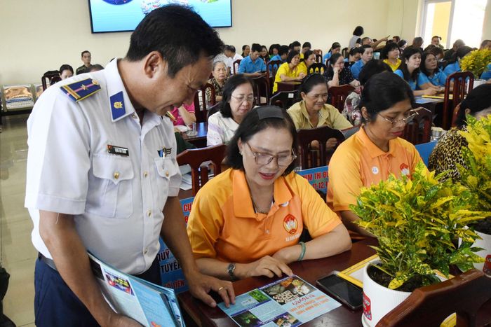 Vùng Cảnh sát biển 3 phát tờ rơi, hướng dẫn ngư dân chấp hành Luật Thủy sản trong quá trình khai thác trên biển tại xã Bình Chánh
