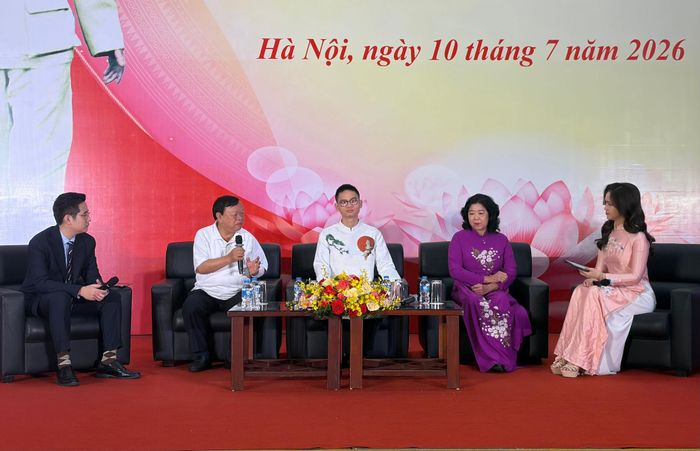 Hội nghị lắng nghe chia sẻ của những tấm gương học sinh, sinh viên khuyết tật có thành tích nổi bật. Ảnh: Tùng Dương