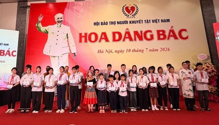 Bộ trưởng Bộ Y tế Đào Hồng Lan trao học bổng cho các học sinh người khuyết tật. Ảnh Tùng Dương