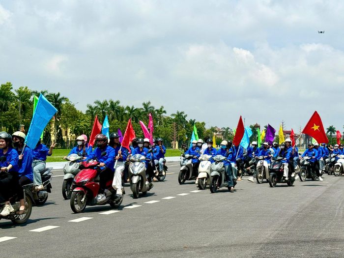 Đoàn xe diễu hành, cổ động tuyên truyền hưởng ứng Ngày Dân số thế giới 11/7. Ảnh: Hải Yến