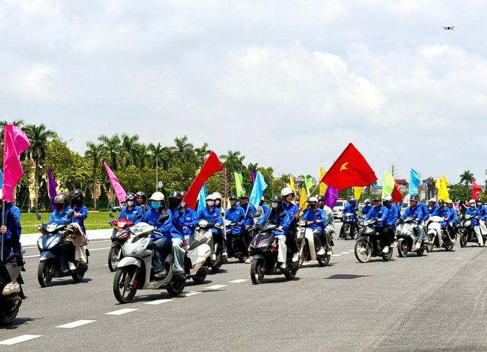 Đoàn xe diễu hành, cổ động tuyên truyền hưởng ứng Ngày Dân số thế giới 11/7. Ảnh: Hải Yến