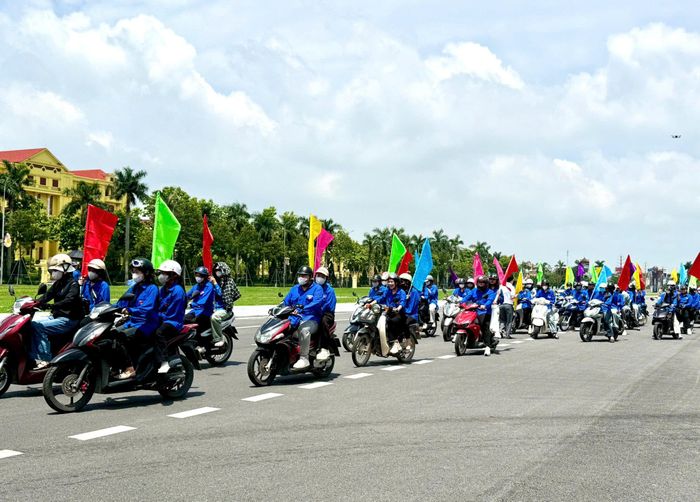 Đoàn xe diễu hành, cổ động tuyên truyền hưởng ứng Ngày Dân số thế giới 11/7. Ảnh: Hải Yến