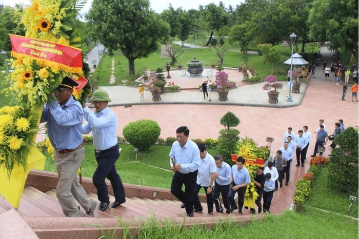 Đoàn công tác dâng hương tưởng niệm tại Di tích Thành cổ Quảng Trị