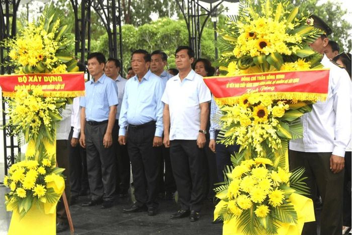 Đoàn công tác đặt vòng hoa, dâng hương tưởng niệm tại Nghĩa trang Liệt sĩ Quốc gia Đường 9