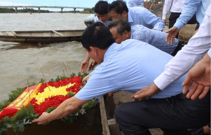 Đoàn công tác thả hoa tri ân các Anh hùng Liệt sĩ tại Bến thả hoa bờ Nam sông Thạch Hãn
