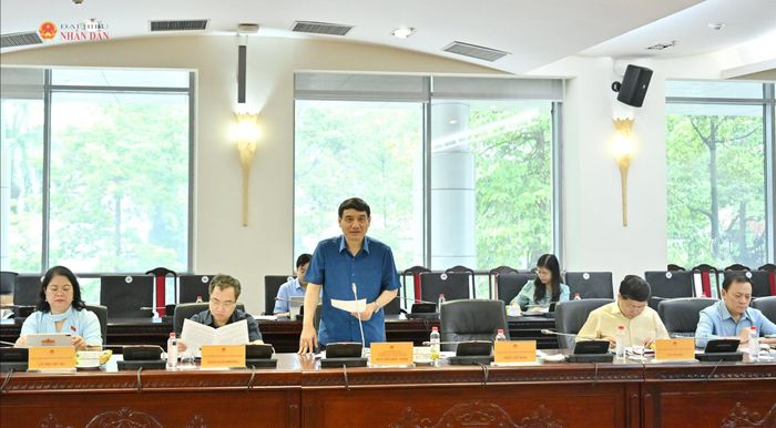 Chủ nhiệm Ủy ban Văn hóa và Xã hội Nguyễn Đắc Vinh phát biểu tại phiên họp