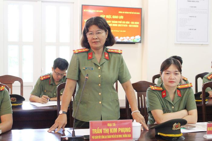 Phó Giám đốc Công an TP. Hồ Chí Minh, Đại tá Trần Thị Kim Phụng phát biểu tại buổi gặp mặt