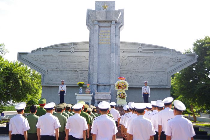 Đoàn công tác đã dâng hương tại khu tưởng niệm Chủ tịch Hồ Chí Minh, Đại tướng Võ Nguyên Giáp và các Anh hùng liệt sĩ tại Vùng 2 Hải quân