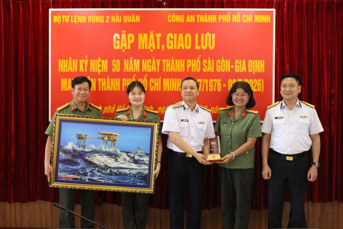 Thủ trưởng Vùng 2 Hải quân tặng quà lưu niệm cho Thủ trưởng Công an TP. Hồ Chí Minh
