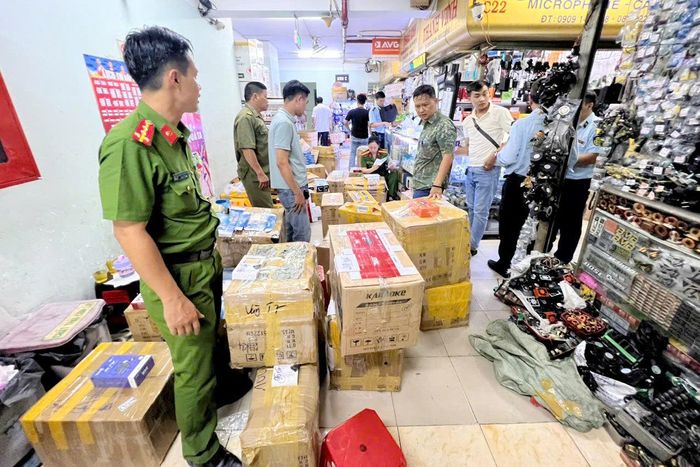 Lực lượng chức năng TP. Hồ Chí Minh kiểm tra phát hiện hơn 2.000 thiết bị điện tử không rõ nguồn gốc tại chợ Nhật Tảo. Ảnh: Viết Hồng