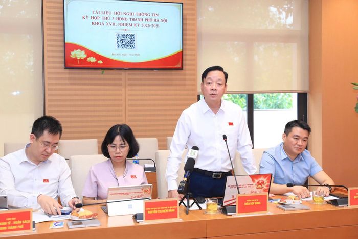 Trưởng Ban Đô thị HĐND thành phố Hà Nội Trần Hợp Dũng trao đổi, làm rõ một số nội dung phóng viên quan tâm