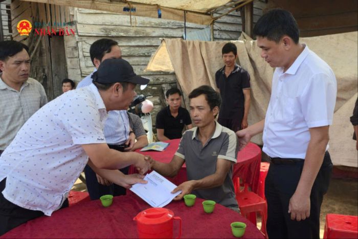 Lãnh đạo xã Nâm Nung thăm hỏi, chia buồn và trao hỗ trợ gia đình nạn nhân tử vong trong vụ đuối nước