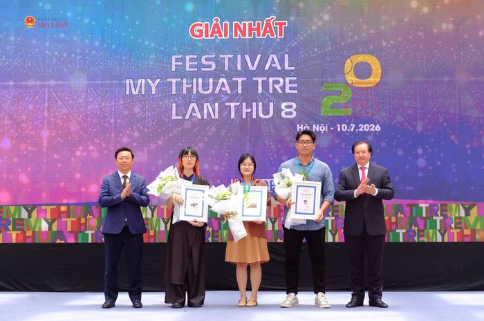 Trao giải Nhất cho 3 tác giả Nguyễn Thúy Hằng (Vĩnh Long); Dương Đức Duy và Lê Quỳnh Anh (Hà Nội)