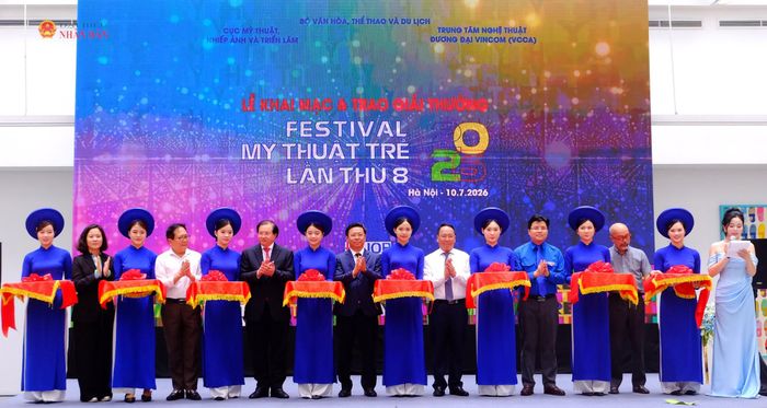 Ủy viên Trung ương Đảng, Phó Trưởng Ban Tuyên giáo và Dân vận Trung ương Trần Thanh Lâm và các đại biểu cắt băng khai mạc