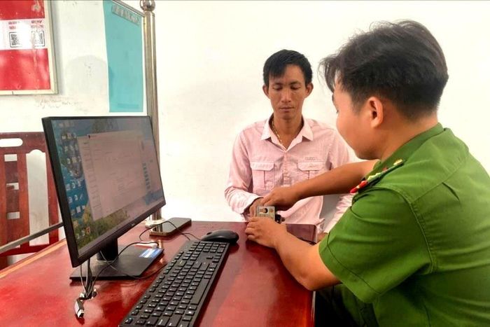 Công an xã Tân Lập hỗ trợ người dân cấp định danh điện tử mức độ 2