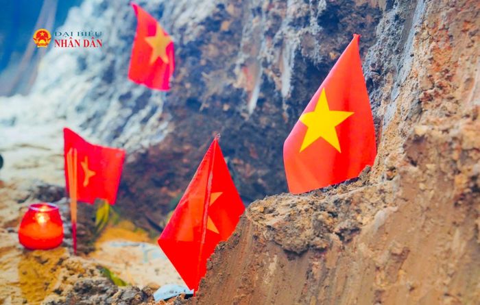 Những điểm được cắm cờ đánh dấu vị trí phát hiện hài cốt các anh hùng liệt sĩ tại khu vực khai quật ở công viên Lê Thị Riêng