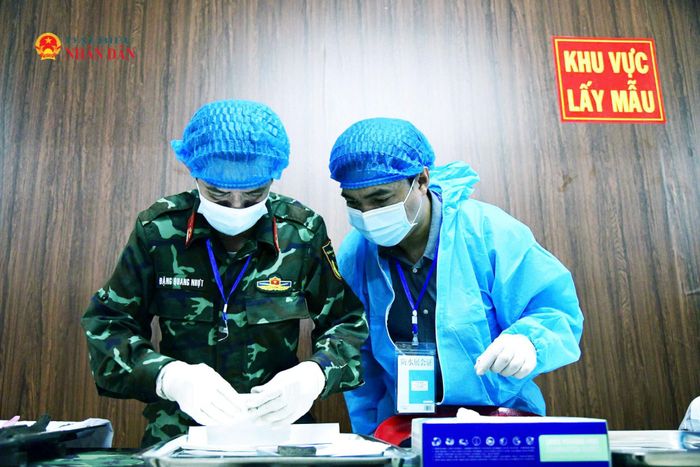 Cán bộ thực hiện ghi chép tỉ mỉ công tác lấy mẫu xét nghiệm