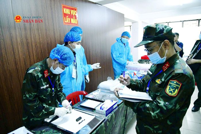 Cán bộ thực hiện ghi chép tỉ mỉ công tác lấy mẫu xét nghiệm