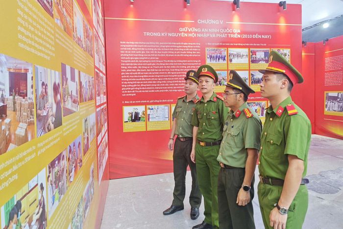 Cán bộ chiến sĩ tham quan triển lãm