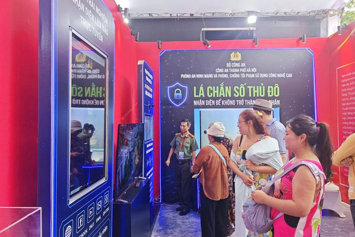 Người dân và du khách quốc tế trải nghiệm "Lá chắn số" của Công an TP Hà Nội