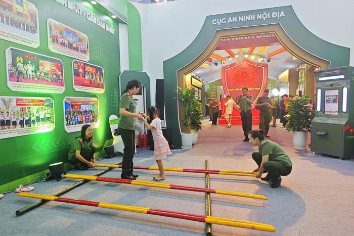CBCS Cục An ninh nội địa giao lưu cùng em nhỏ