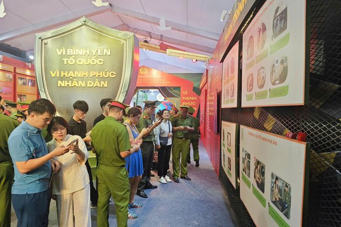 Khu vực tương tác công nghệ cao của lực lượng An ninh điều tra thu hút rất đông người dân và CBCS tham gia