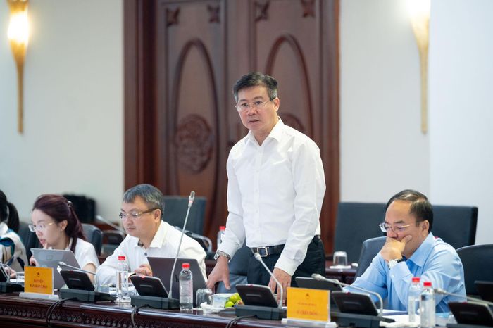 Ông Vũ Trường Giang, Phó Cục trưởng Cục Quản lý lao động ngoài nước, Bộ Nội vụ, giải trình những vấn đề Thường trực Ủy ban Văn hóa và Xã hội quan tâm